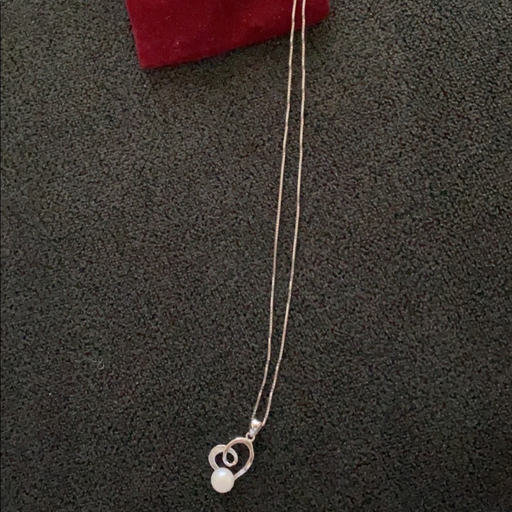 Helzberg Diamonds/ Heart necklace with a pearl.. never worn